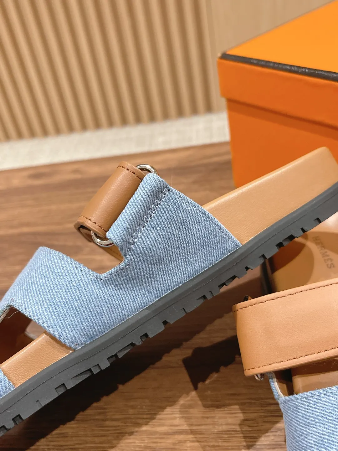 💕💕Factory direct selling price p480💕💕 𝐇𝐞𝐫𝐦𝐞𝐬 Hermès second uncle slippers, must be crazy to call🙆 The classic + 2025 new color matching is also so beautiful. The contrasting splicing of different colors and materials can easily create a fashionable look Size: 35-45